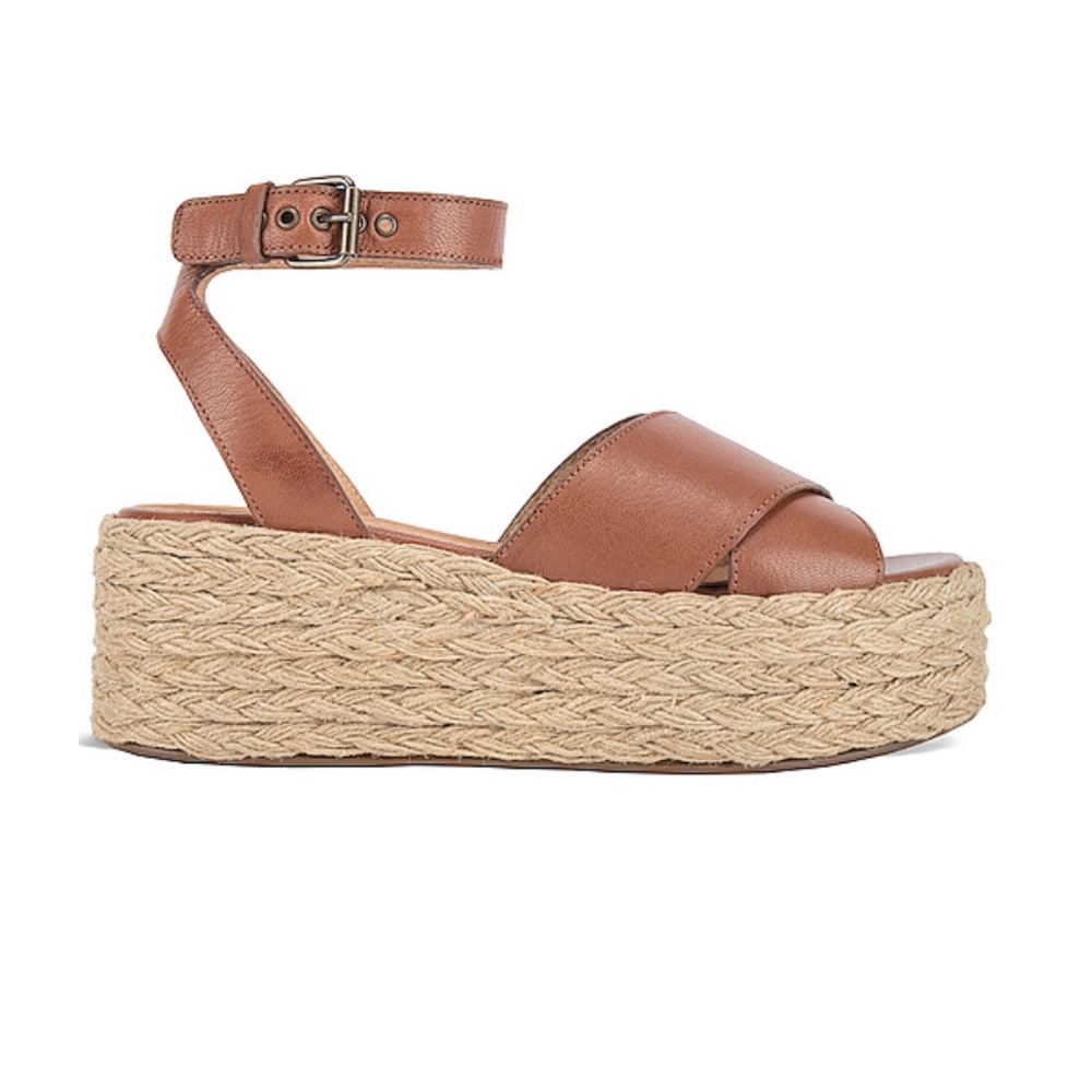 Super cute never worn brown platform sandals 👡 💕